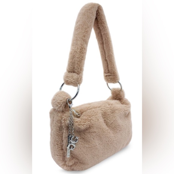 Cozy Chic: Gilda Paris Beige Faux Fur Handbag with Luxe Charm Details - Picture 2 of 4
